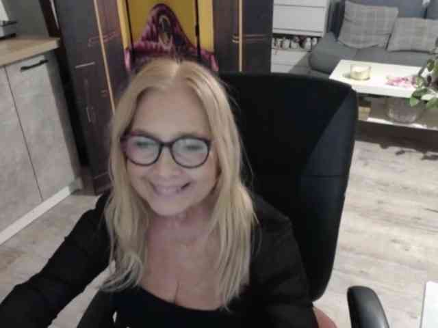 BlondeSofia webcam