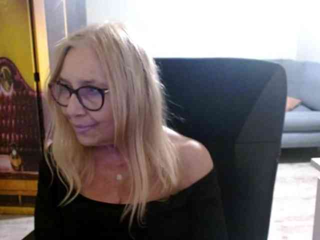 BlondeSofia webcam