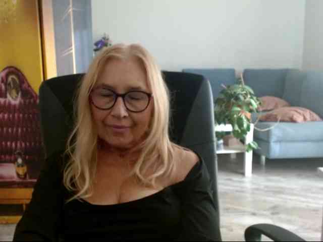 BlondeSofia webcam