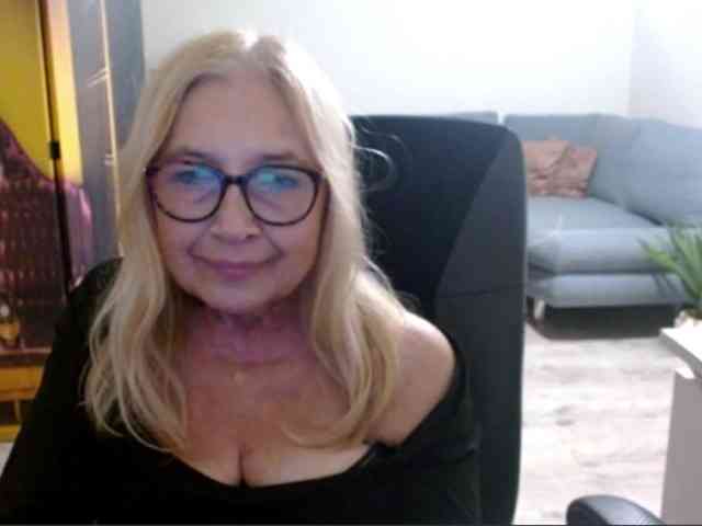 BlondeSofia webcam