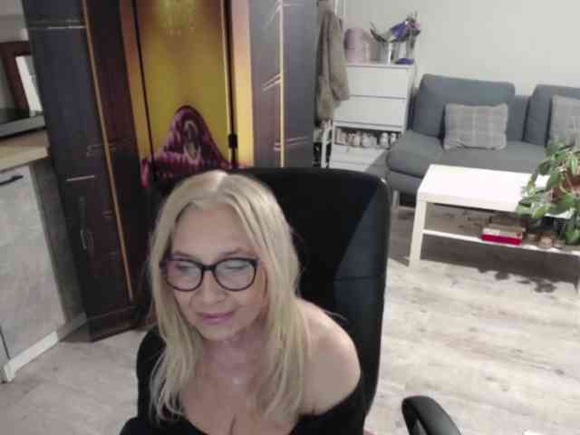 BlondeSofia webcam