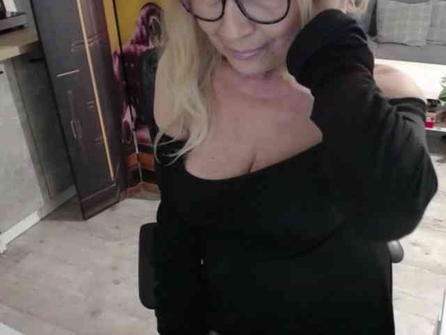 BlondeSofia webcam