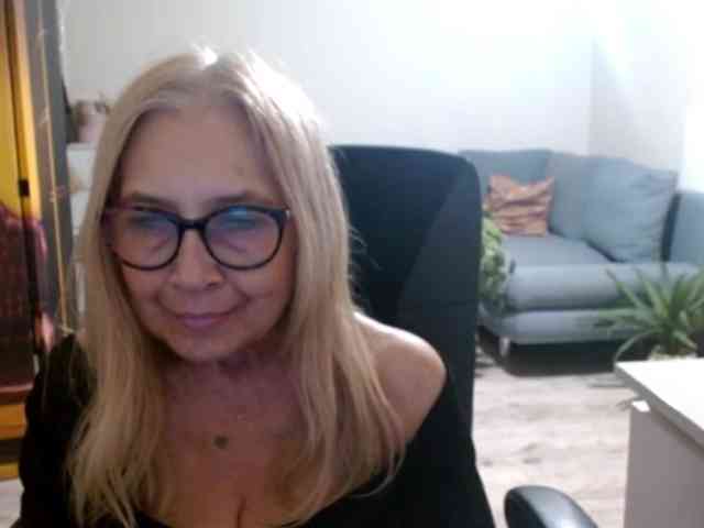 BlondeSofia webcam