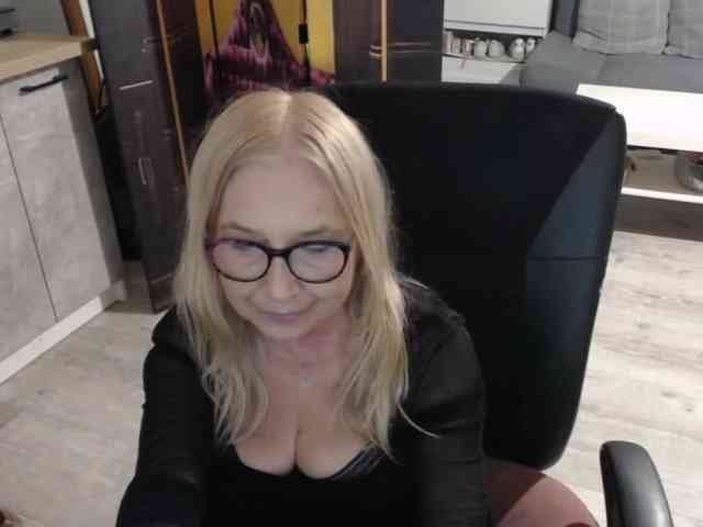 BlondeSofia webcam