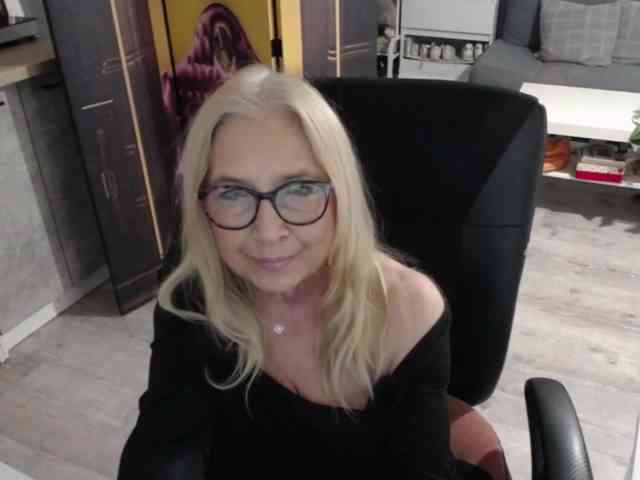 BlondeSofia webcam