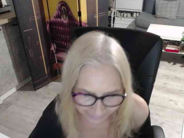 BlondeSofia webcam