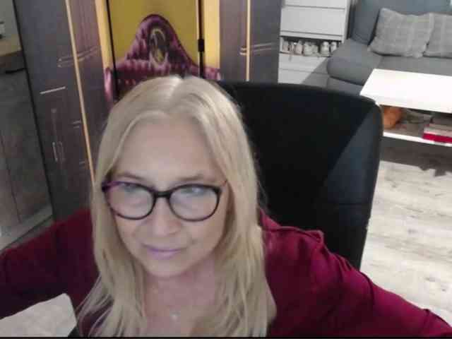 BlondeSofia webcam