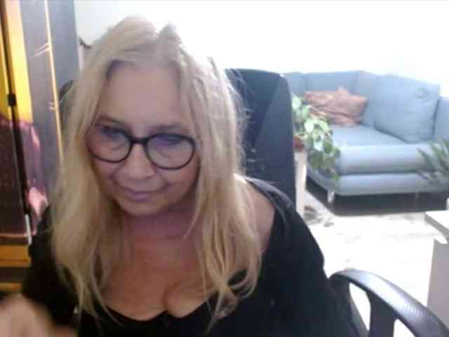 BlondeSofia webcam