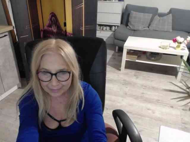 BlondeSofia webcam