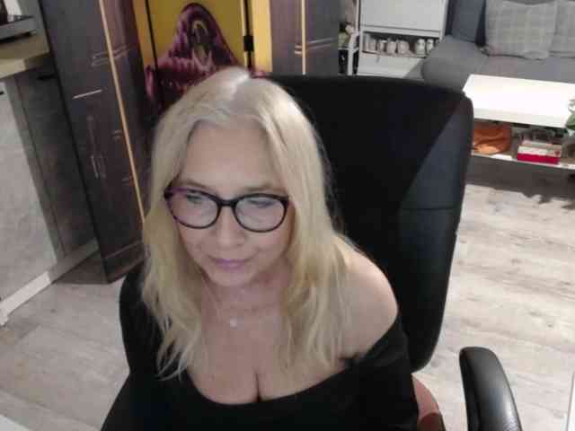 BlondeSofia webcam