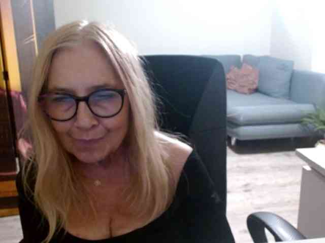 BlondeSofia webcam
