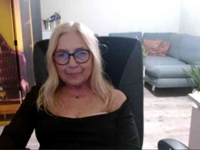 BlondeSofia webcam