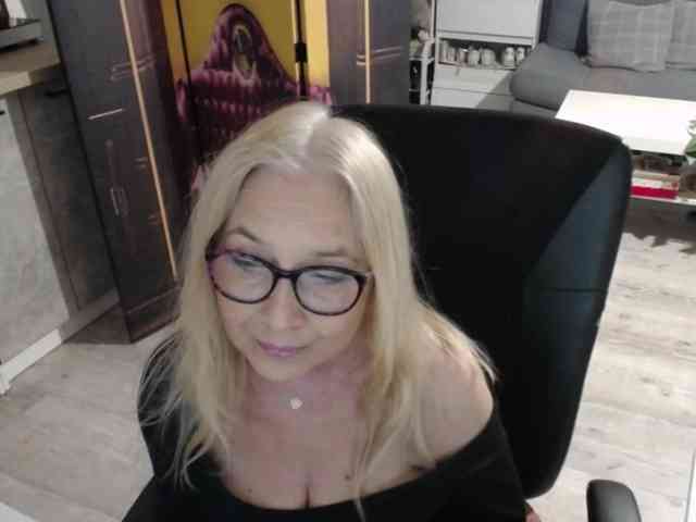 BlondeSofia webcam