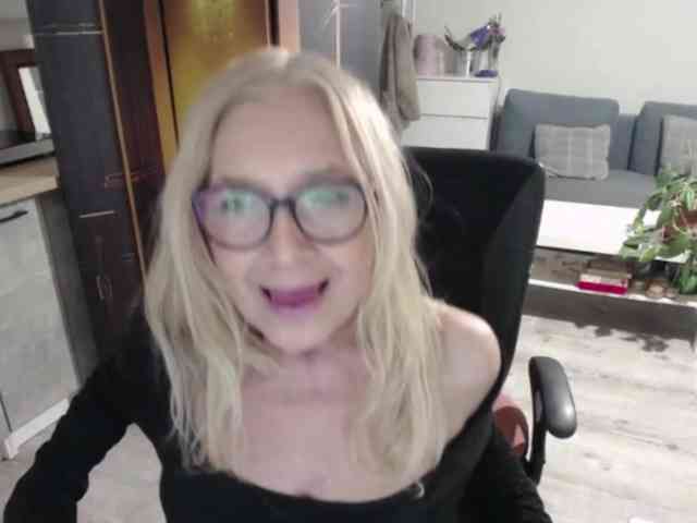 BlondeSofia webcam