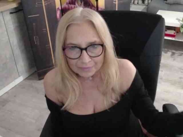 BlondeSofia webcam