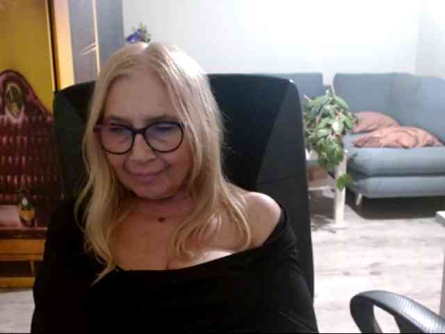 BlondeSofia webcam