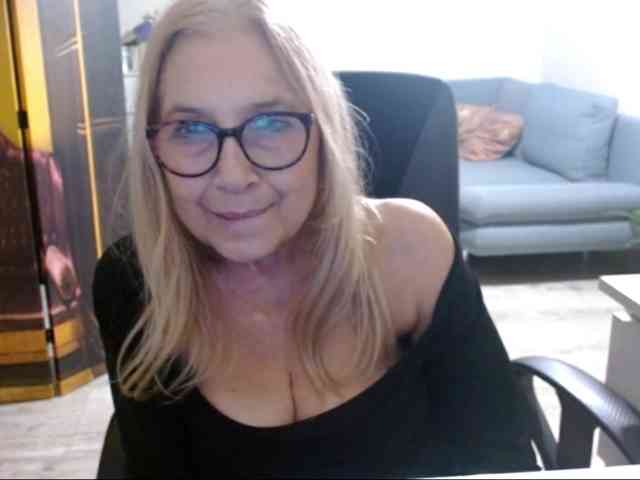 BlondeSofia webcam