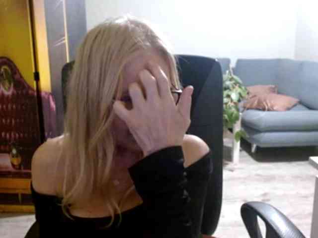 BlondeSofia webcam