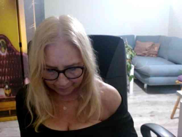 BlondeSofia webcam