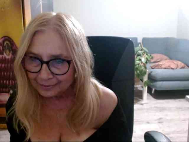 BlondeSofia webcam