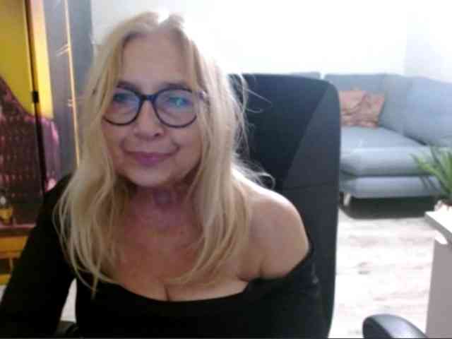 BlondeSofia webcam