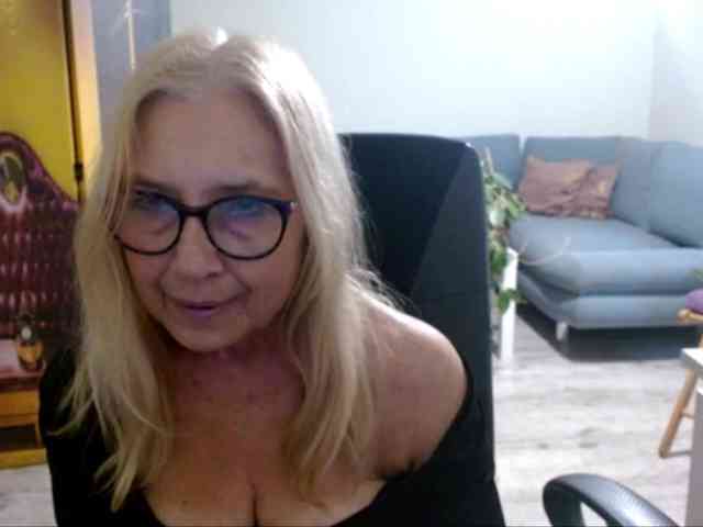 BlondeSofia webcam