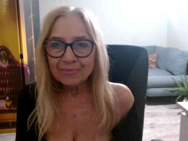 BlondeSofia webcam