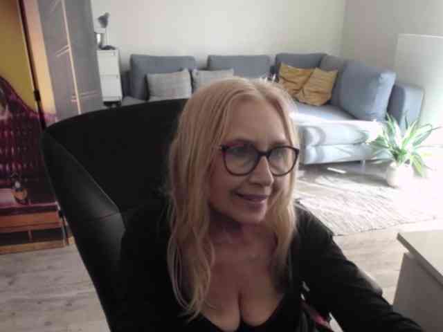 BlondeSofia webcam
