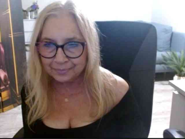 BlondeSofia webcam