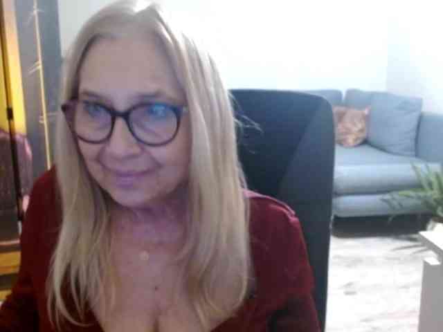 BlondeSofia webcam