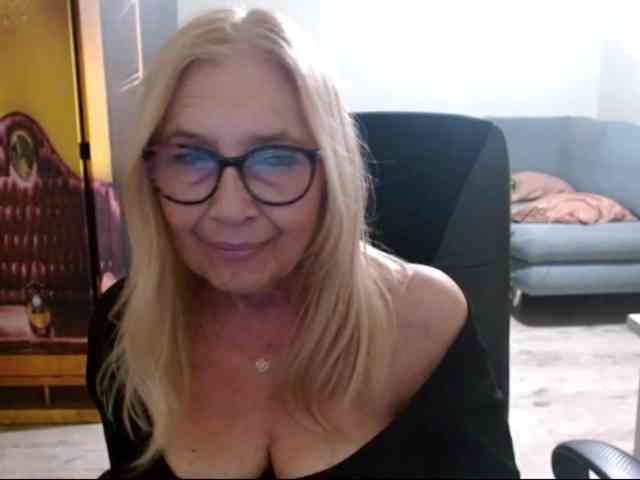 BlondeSofia webcam