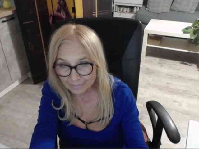 BlondeSofia webcam