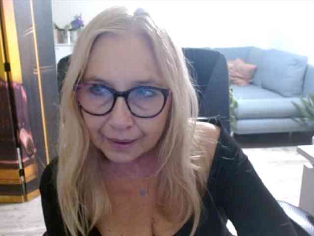 BlondeSofia webcam