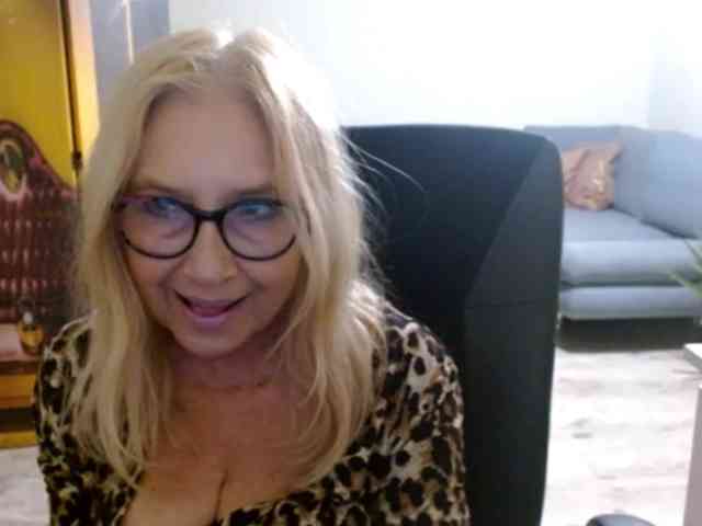 BlondeSofia webcam