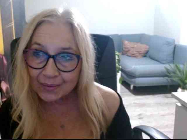 BlondeSofia webcam