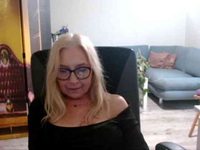 BlondeSofia webcam
