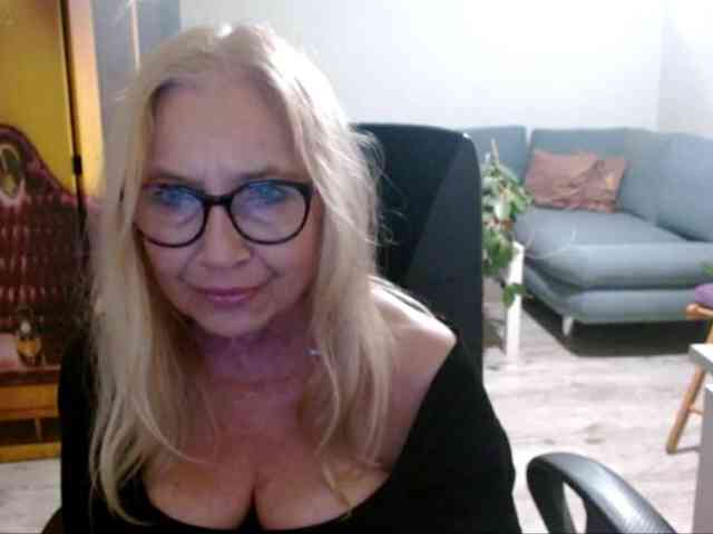 BlondeSofia webcam