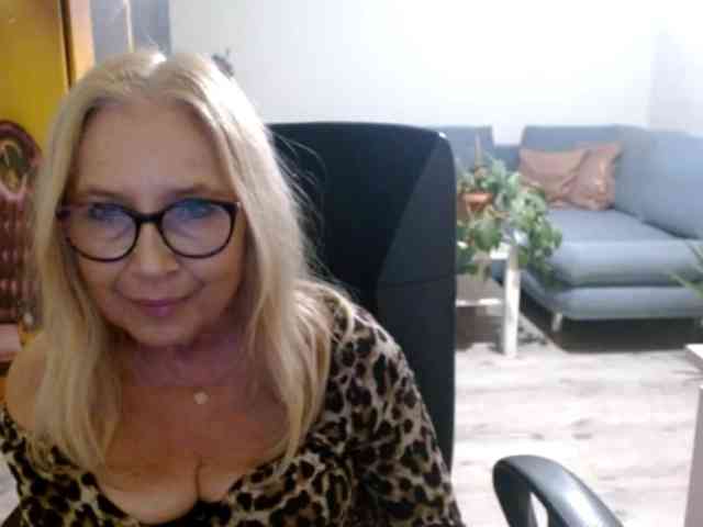 BlondeSofia webcam