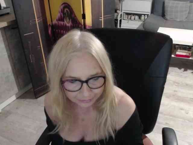 BlondeSofia webcam