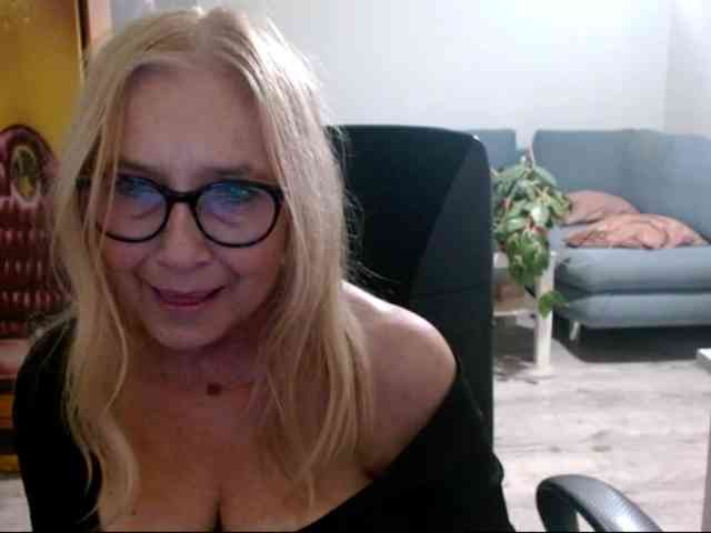 BlondeSofia webcam