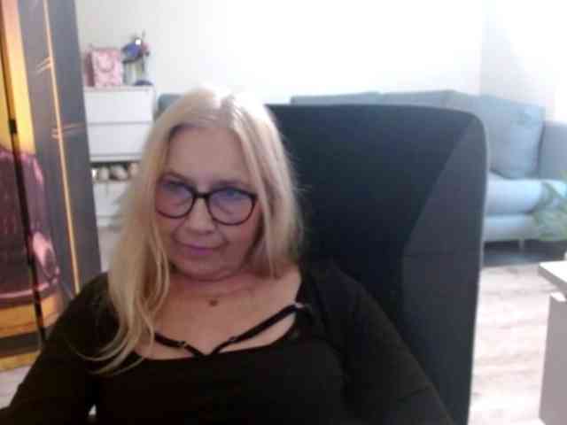 BlondeSofia webcam