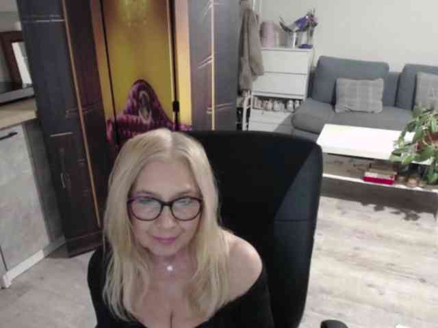 BlondeSofia webcam