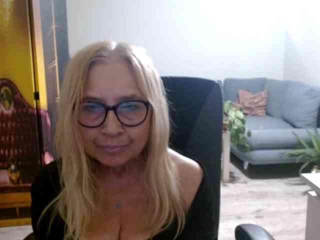 BlondeSofia webcam