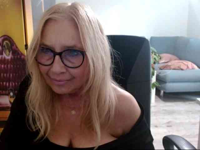 BlondeSofia webcam