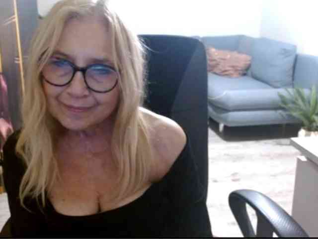 BlondeSofia webcam