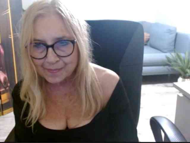 BlondeSofia webcam