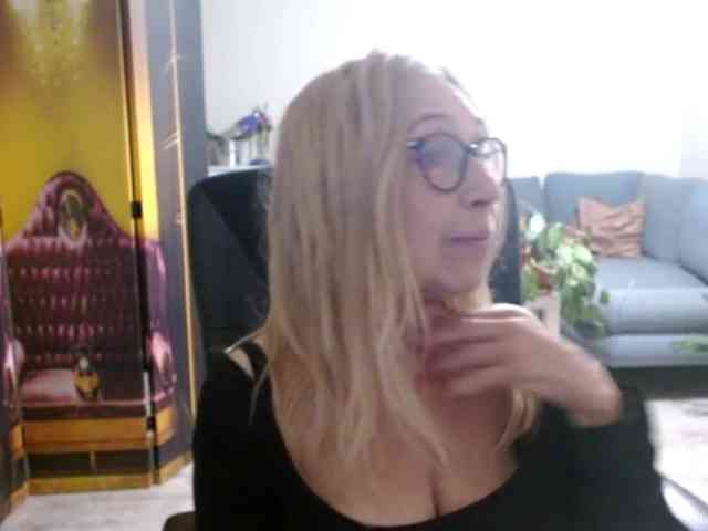 BlondeSofia webcam