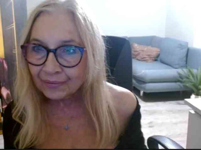 BlondeSofia webcam