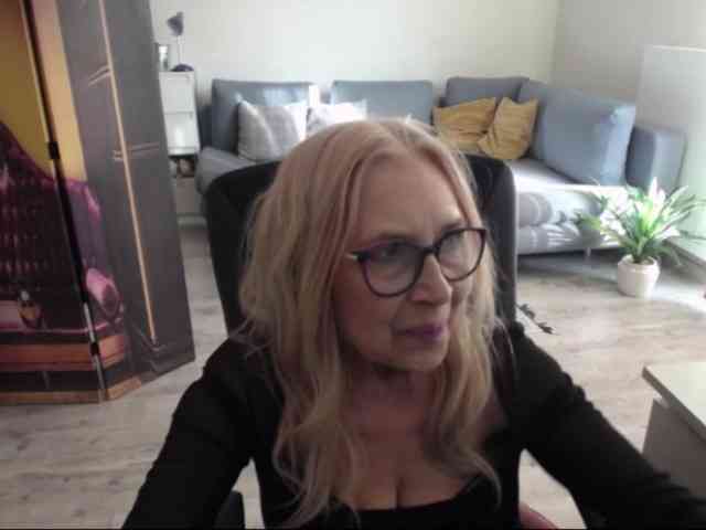BlondeSofia webcam