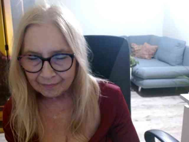 BlondeSofia webcam